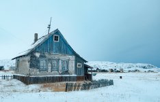 Cabin in the snow (Teriberka, Russia) 1.jpg