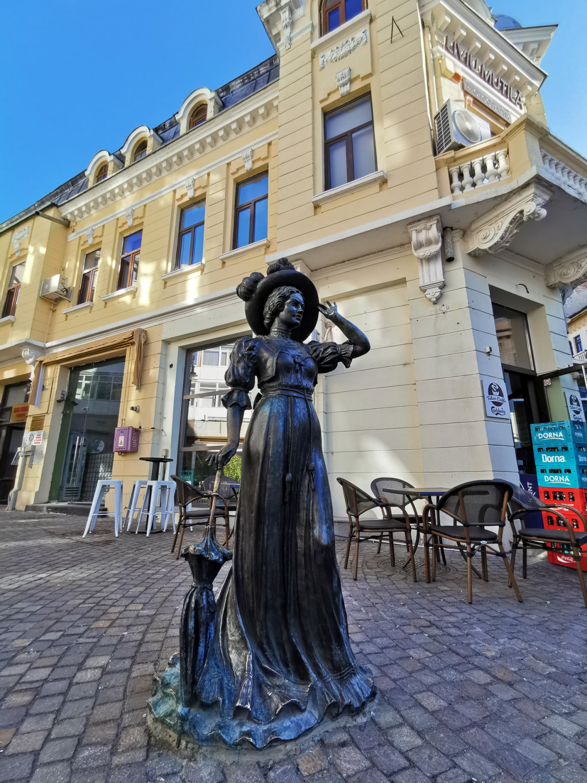 Oldtown Craiova Statue - Urban Photo
